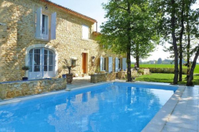 Charming holiday flat with communal pool and private garden, Caderousse